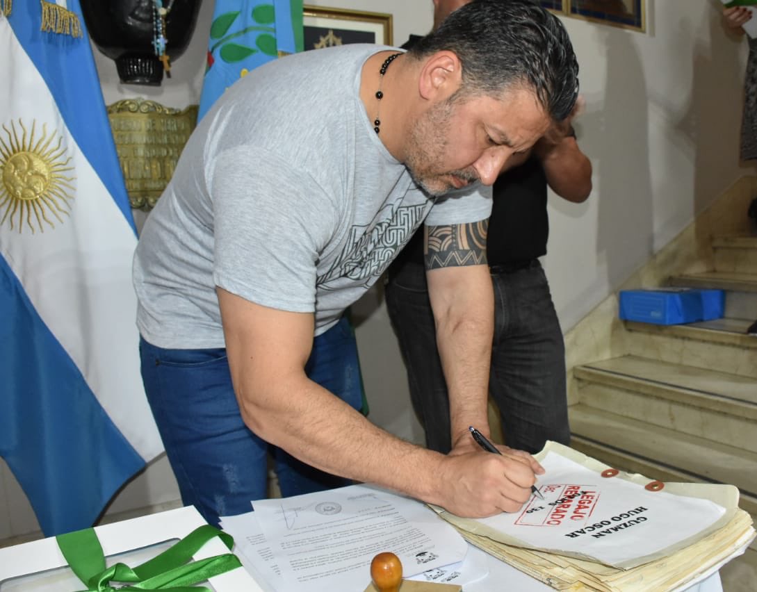 gustavomenendez's tweet image. Hoy hicimos la reparación histórica del legajo personal de nuestro compañero #HugoOscarGuzman quien siendo empleado de este municipio fue detenido desaparecido y los cómplices de la dictadura falsearon actas para ocultar su secuestro y posterior asesinato. #memoriaverdadyjusticia