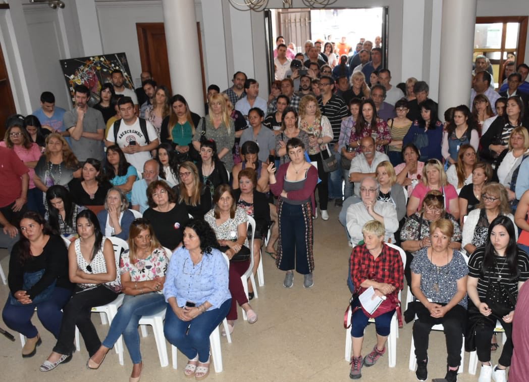 gustavomenendez's tweet image. Hoy hicimos la reparación histórica del legajo personal de nuestro compañero #HugoOscarGuzman quien siendo empleado de este municipio fue detenido desaparecido y los cómplices de la dictadura falsearon actas para ocultar su secuestro y posterior asesinato. #memoriaverdadyjusticia