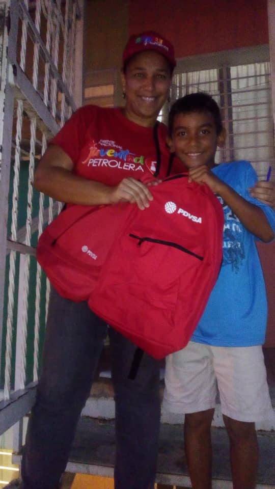 EdgarBlanco_VE's tweet photo. Seguimos desplegados gracias al apoyo de la Gerente de @PDVSALaEstancia @maryd_quevedo1 el @FNJPetrolera estamos entregando morrales a nuestros niñ@s de la patria de Bolívar y de Chávez cumpliendo con las instrucciones del Presidente @NicolasMaduro y el respaldo  @MQuevedoF #7Nov https://t.co/nsqdQkjMWf