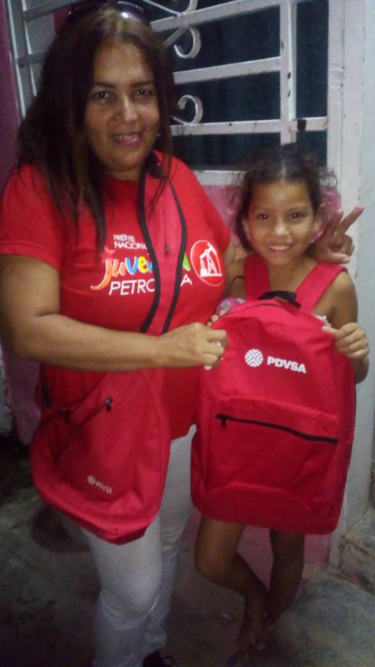 EdgarBlanco_VE's tweet photo. Seguimos desplegados gracias al apoyo de la Gerente de @PDVSALaEstancia @maryd_quevedo1 el @FNJPetrolera estamos entregando morrales a nuestros niñ@s de la patria de Bolívar y de Chávez cumpliendo con las instrucciones del Presidente @NicolasMaduro y el respaldo  @MQuevedoF #7Nov https://t.co/nsqdQkjMWf