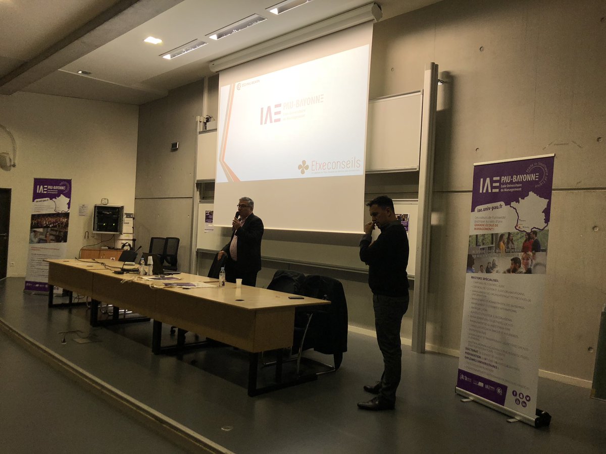 IAEPauBayonne's tweet photo. [#ActuIAE64] #OpenSIAE à l’@IAEPauBayonne ce soir ... C’est parti pour 1h d’échanges sur #gestion des #risques et #communication de #crise ! Merci à nos intervenants Kristof BABIN et Sebastien CASTET, nos étudiants, et le public présent ! https://t.co/9JK4urnBiT