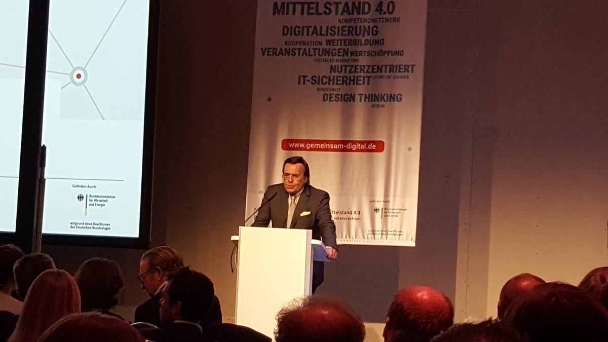 mdz_sk's tweet photo. @MarioOhoven auf der Regionalkonferenz von @_GemeinsamDigit: Die Stärke des Mittelstands ist dessen Ideenreichtum! Daher hat die Digitalisierung in Deutschland zurecht Priorität! #SpielstDuSchon #MittelstandDigital #Digitalisierung https://t.co/0j0XZ1iOkh
