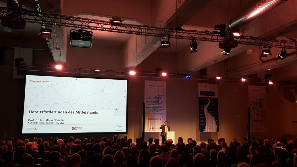 DigitalZBerlin's tweet photo. Mittelstandspräsident Prof. Dr. h. .c Mario Ohoven vom @BVMWeV auf der Bühne: "Das Mittelstand 4.0-Kompetenzzentrum Berlin ist eine echte Erfolgsgeschichte: Bisher wurden schon mehr als 30.000 Unternehmen erreicht." #SpielstDuSchon #Digitalisierung #Mittelstand https://t.co/iCBgRQkFxo