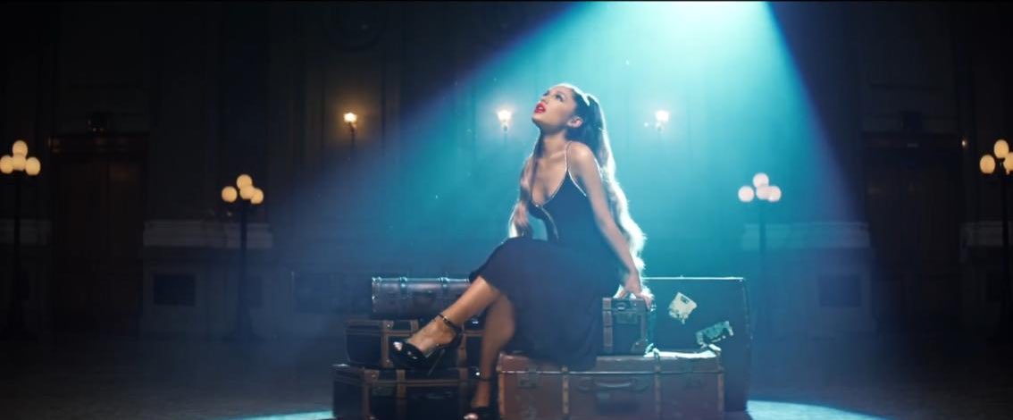 AGrandeSP's tweet photo. 📷| Algunas imágenes del videoclip #breathinMusicVideo 🌬💙 https://t.co/7C8xizNfuw