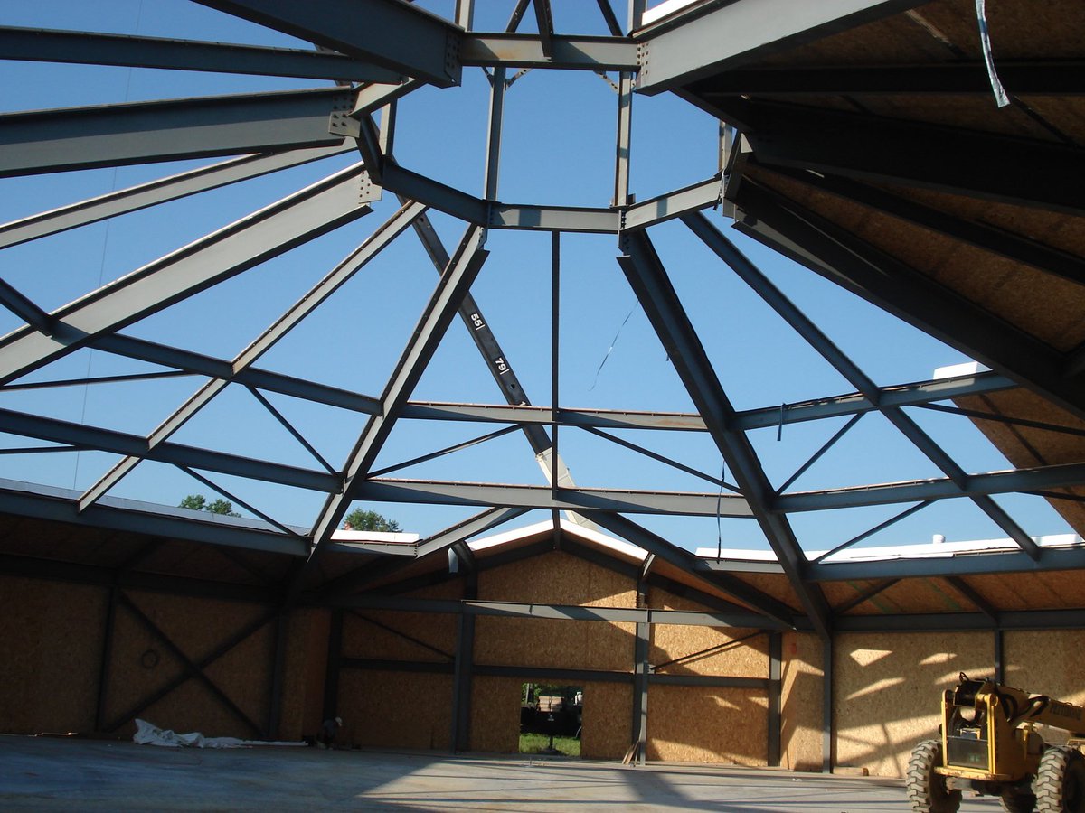 Panelwrights's tweet photo. Not much difference installing #StructuralInsulatedPanels on a steel frame vs #timberframes. SIPs will help you achieve those soaring spans whether the frame is metal or wood. Contact #Panelwrights for your next #SIPProject!
#BuildwithSIPs https://t.co/hO5eNSq1VD