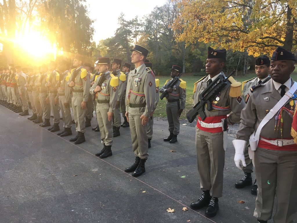 CDC_21eRIMa's tweet photo. Il y a 100 ans, l'Armistice. Devoir de mémoire au Parc de #Champagne, à #Reims, avec un peloton du #21eRIMa, le drapeau du #1RTS, aux côtés du @RMT_officiel, du @CDC3RAMa et de l'armée nationale malienne.
#Centenaire1418 #armée #CrocheEtTient https://t.co/ZauFYkL56i