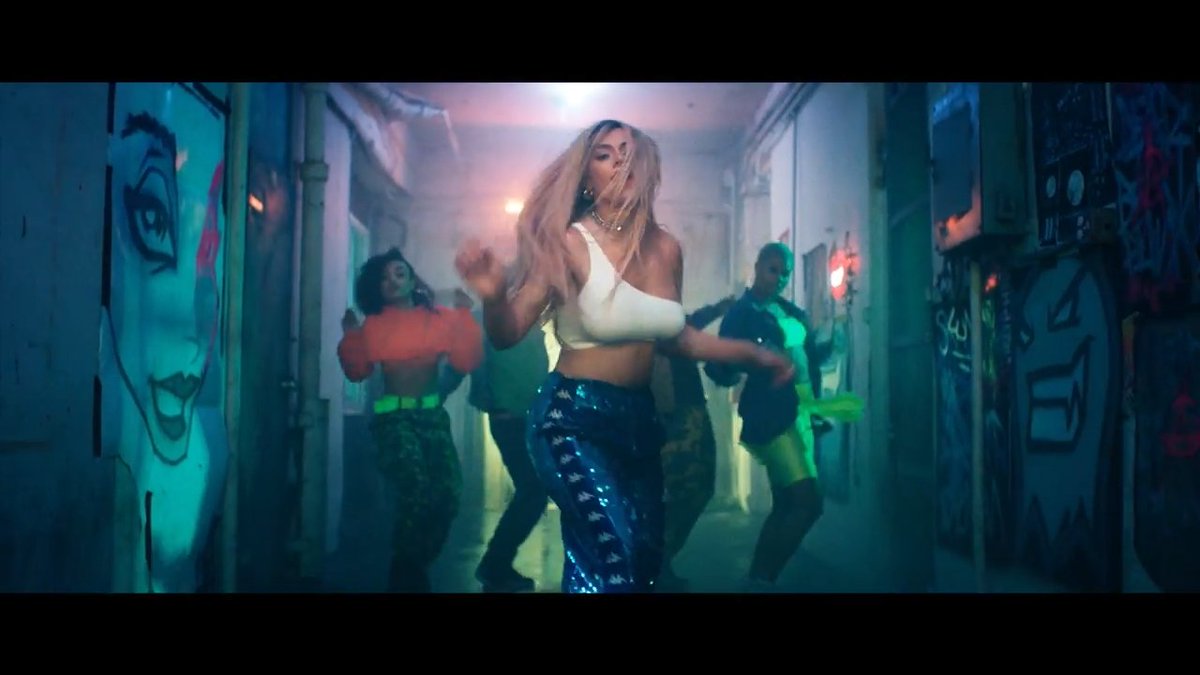 lmjinhavana's tweet photo. @dinahjane97 TEACH ME THIS DANCE PLEASE!!!! #BottledUpMusicVideo https://t.co/Vfzx69WOoi