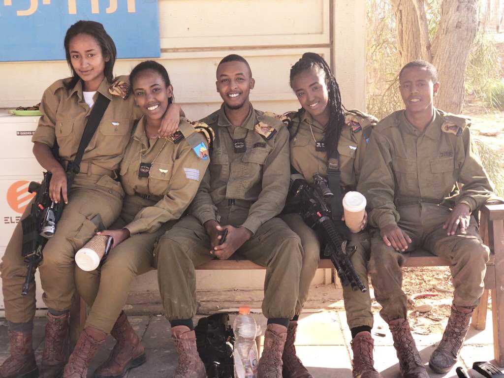 Resultado de imagem para israeli female soldiers beta yisrael"