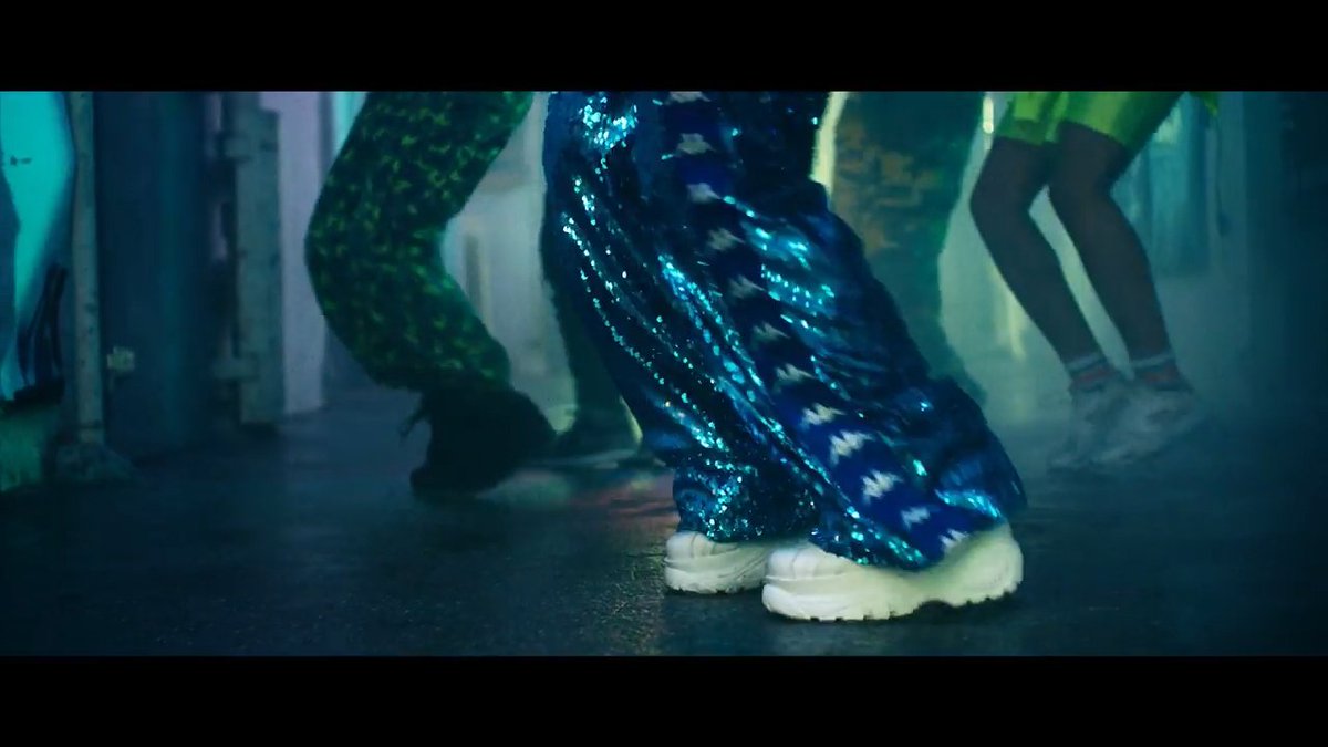 lmjinhavana's tweet photo. @dinahjane97 TEACH ME THIS DANCE PLEASE!!!! #BottledUpMusicVideo https://t.co/Vfzx69WOoi