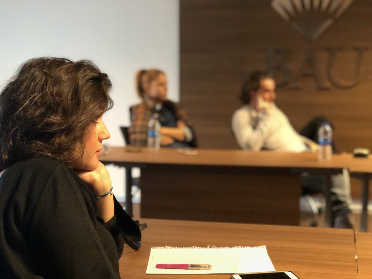YapimAkademisi's tweet photo. Yapımcılık Akademisi, televizyon ve medya sektörünün ileri gelen isimlerinden Özlem Özsümbül'ün “TV Programı ve Format Yazımı” dersiyle kaldığı yerden hızla devam ediyor. @InsigniaYapim @bau_iletisim @Bahcesehir https://t.co/f0XTEpnalx