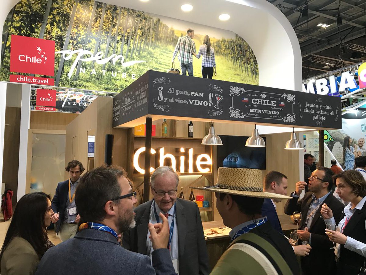 SernaturXII's tweet photo. @SernaturXII está presente la WTM de Londrés 🇬🇧, nuestra Directora Ximena Castro compartió junto al embajador de Chile en el Reino Unido, David Gallagher, y la Sub Directora de Marketing de Sernatur, Emma Ortega.
 #WTMLDN2018 #MagallanesAlMundo https://t.co/kE4oCPmFdE