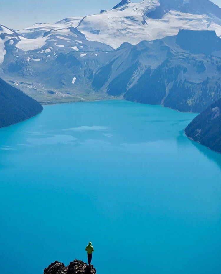 BaseCampCamping's tweet photo. Wow! Incredible photo of Panorama Ridge in Garibali Provincial Park. #outdoors #outdoorphotography 

📷: johnrosano5
・・・
This place “blue” me out of the water https://t.co/7JuCvj1Qjy