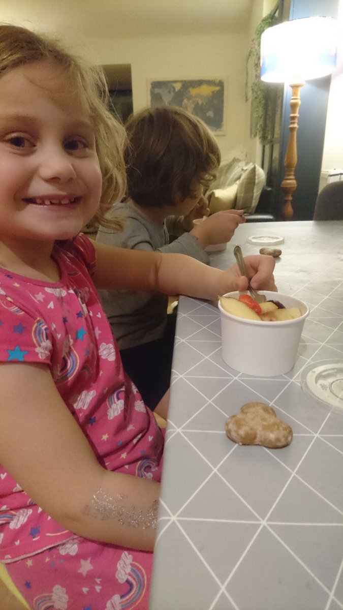 FoodPartnerLinc's tweet photo. Kids eating the leftover fruit pots from today's event. Nothing was wasted!! @mintlanecafe #lfp2018 https://t.co/i0jcHOGwvG