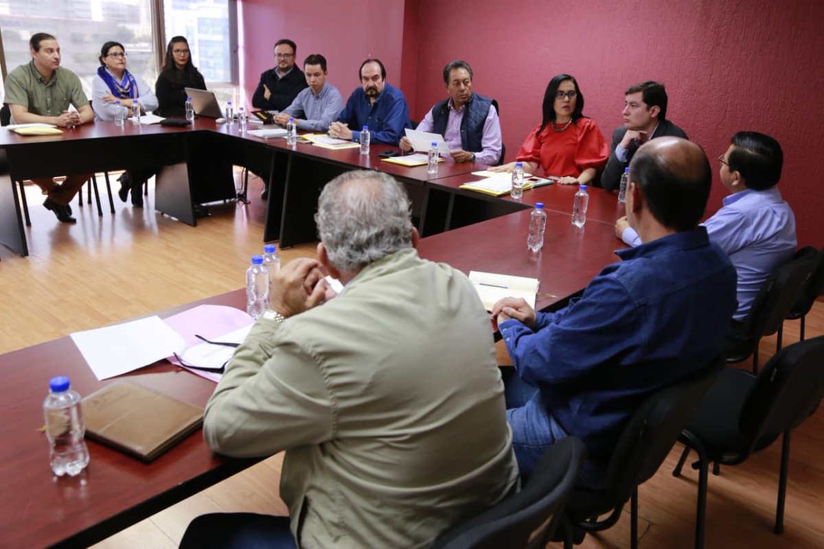 SaderJal's tweet photo. Con participación de @SubseplanJal estamos en la presentación de los resultados del diagnóstico realizado por Demoskópica México en torno a los problemas públicos que afectan a los pequeños y medianos productores del sector lechero en el estado de Jalisco. https://t.co/gRVjFRJwKr