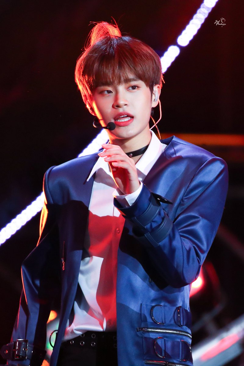 JustPeachwi's tweet photo. 181014 비비큐 슈퍼콘
기여워 ㅜㅜ💕
#이대휘 #대휘 #DAEHWI 
우리원이 상 받는 모습 너무 좋았죠? 힘들고 아플때 이렇게 힘이 되주는 대휘인데 우리 함께 열퉆 열슴 해요! 아직 시상식 투표할게 많아요 ㅠㅠ 
#MAMAVOTE #wannaone https://t.co/Vq6S6jTqjQ