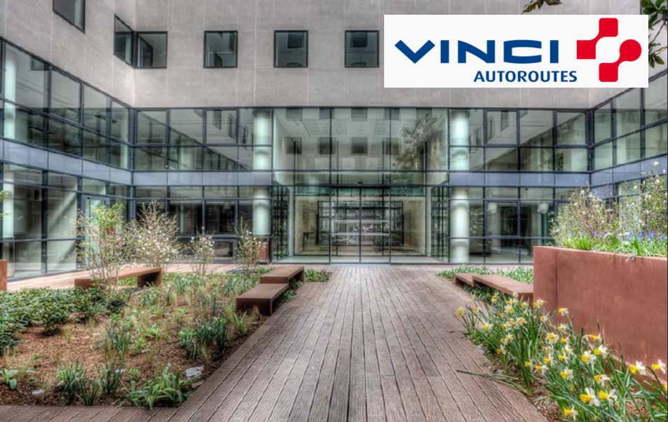 Assas_DPE's tweet photo. Les étudiants du M2 DPE se sont rendus chez @VINCIAutoroutes afin de discuter de la régulation du secteur autoroutier et ses enjeux. Nous remercions Nathalie BOIVIN, directrice juridique, pour son brillant éclairage ainsi que Stéphane NAUDIN, juriste et alumni DPE #teamDPE https://t.co/vxdcGmAEpt