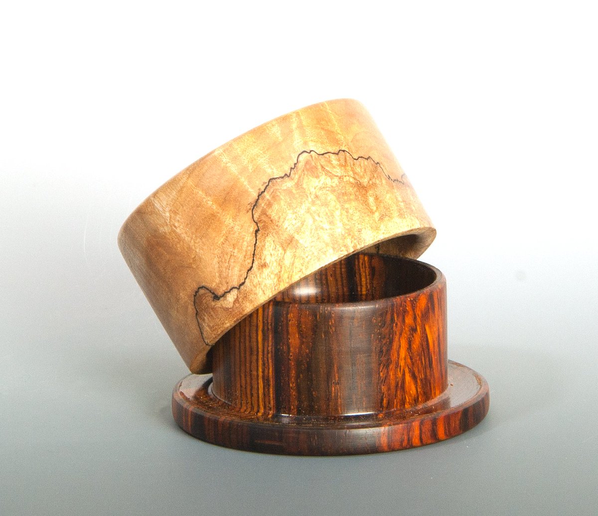 TNArtStudioTour's tweet photo. Just a short walk from downtown Murfreesboro, Elizabeth Bray creates handcrafted jewelry of bronze, silver, gold &amp; copper. Guest artist, Henry Phillips makes beautiful functional wooden pieces. Come see their works during the Studio Tour, Nov 17th - 18th, https://t.co/uUqJM4LH6s. https://t.co/ig8WFXHaVJ