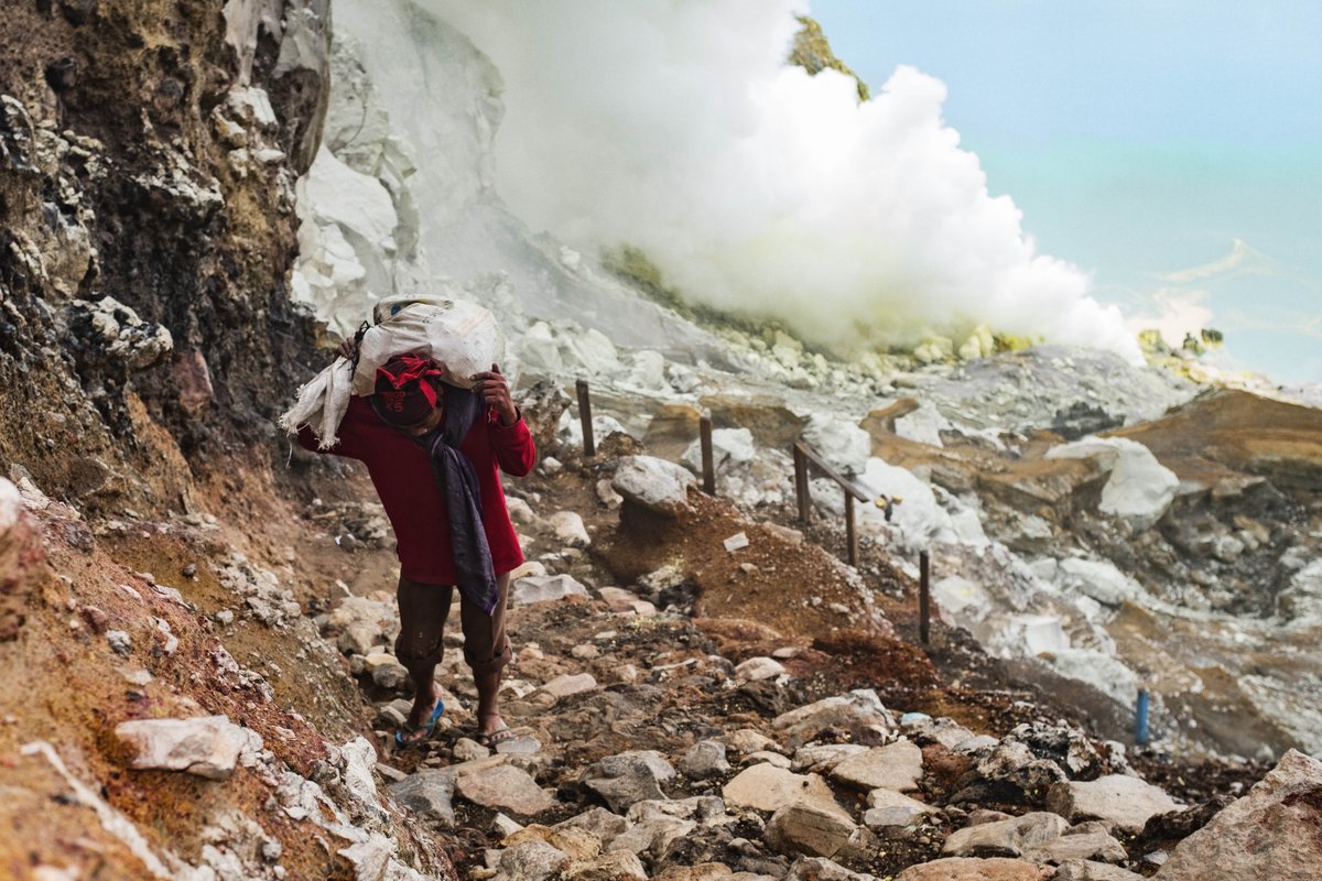 Sulfur Carrying - Indonesia 

The Street Hub: streetbounty.com 

#StreetPhotography #Photography #Ijen #Indonesia