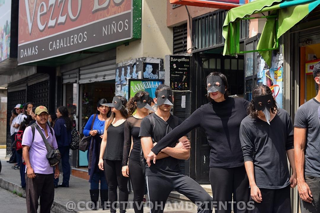CHambrientos's tweet photo. El Colectivo Artístico Hambrientos presente hoy en las calles de Mérida, denunciando la alarmante situación de basura e insalubridad que afecta a todo el país #07Nov #PaísZamuro #Basurazuela https://t.co/VdXNLtk1yy