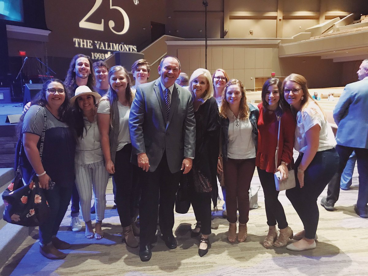 SAGUValor's tweet photo. Some of our students with the man himself, SAGU president, Kermit Bridges. What an honor to get to spend time around such incredible leaders. Thank you for believing in our students, President Bridges! https://t.co/YqrqO7mhZu
