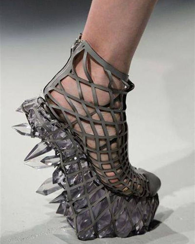 marloushoes's tweet photo. #WackShoeWednesday Who would wear these crazy crystal phantom heels!? 🙋♀️🤷♀️🙅♀️ #commentbelowifyouwould #crystals #pretty #fashion #wackyshoes #youcantactuallygetthesehere #sorry #justforfun #marloushoes #beautiful #maybepainful https://t.co/dsRvDrCjVB