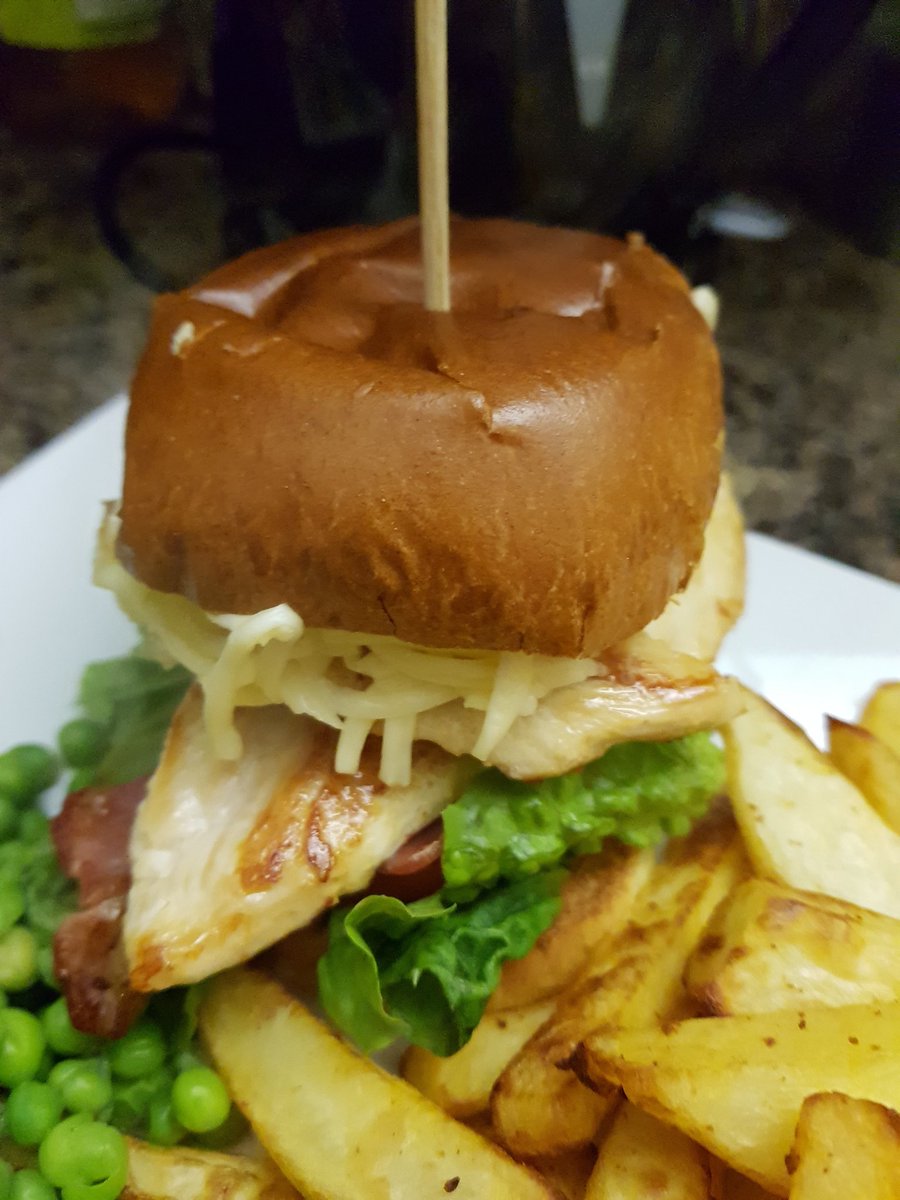 FabFodder's tweet photo. So tonight we had home made chicken and bacon burger with spiced chips from the actifry👌 #tefalactifry #burger #homemade #chicken https://t.co/scOtuUmUfn