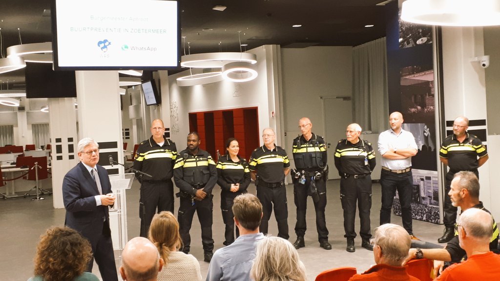Tijdens een bijeenkomst Buurtpreventie in het #Forum werden de #politievrijwilligers @POL_Zoetermeer in het zonnetje gezet. Door burgemeester <a href="/AptrootC/">Ch. Aptroot</a> werden zij bedankt voor hun tomeloze inzet.