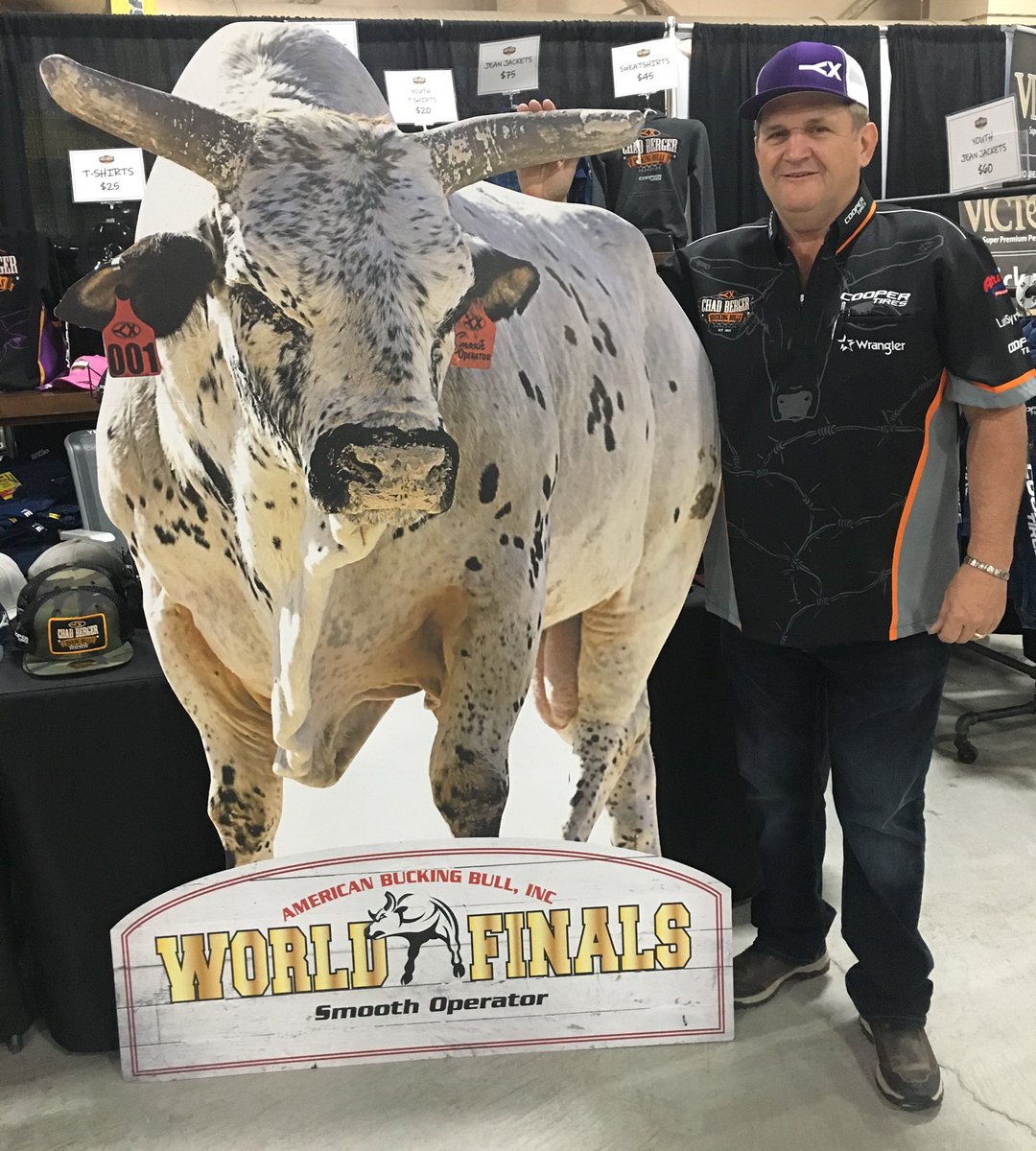 buyherfeelings's tweet image. Mr. 8x Stock Contractor of the Year posing with a cutout of Bull of the Year contender Smooth Operator.
#TeamCooperTire #PBRFINALS