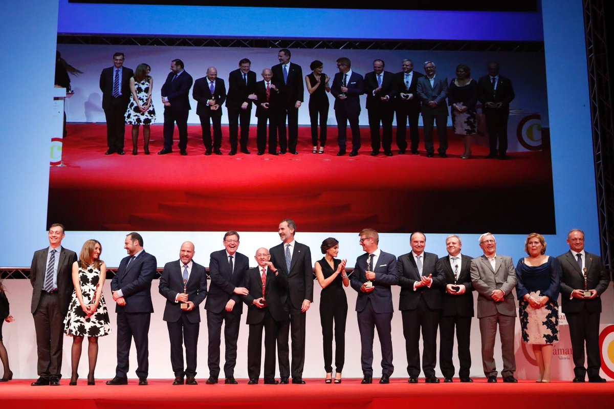 VLCTechCity's tweet photo. 🌃 Noche de la Economía Valenciana organizada por @camaravalencia ⤵️
#Walterpack @Pulv_Fede @istobal_es @smurfitkappa #Cotoblau y @arrozdacsa los premiados de la noche. https://t.co/yM2GTFd8LH