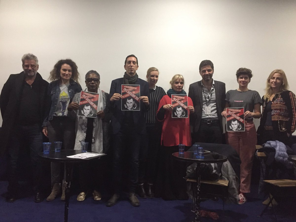 L_ARP's tweet image. #RCD_2018 @maximedelauney @coraliefargeat
@foenkinos @Fablesarcs, C Citti, F Richard &amp;amp; F Silvestre soutiens d’#OlegSentsov @Kristof_Ruggia