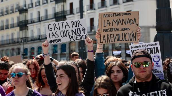 correntroig's tweet photo. #14N: Recursos per combatre la violència masclista a les aules. Buidar les aules per omplir els carrers! Per una educació pública, gratuïta i de qualitat! Ni LOMCE ni 3+2! https://t.co/8jeHN4oxF0 #NOLomce #Nomasclisme #Dona https://t.co/K9coliupop