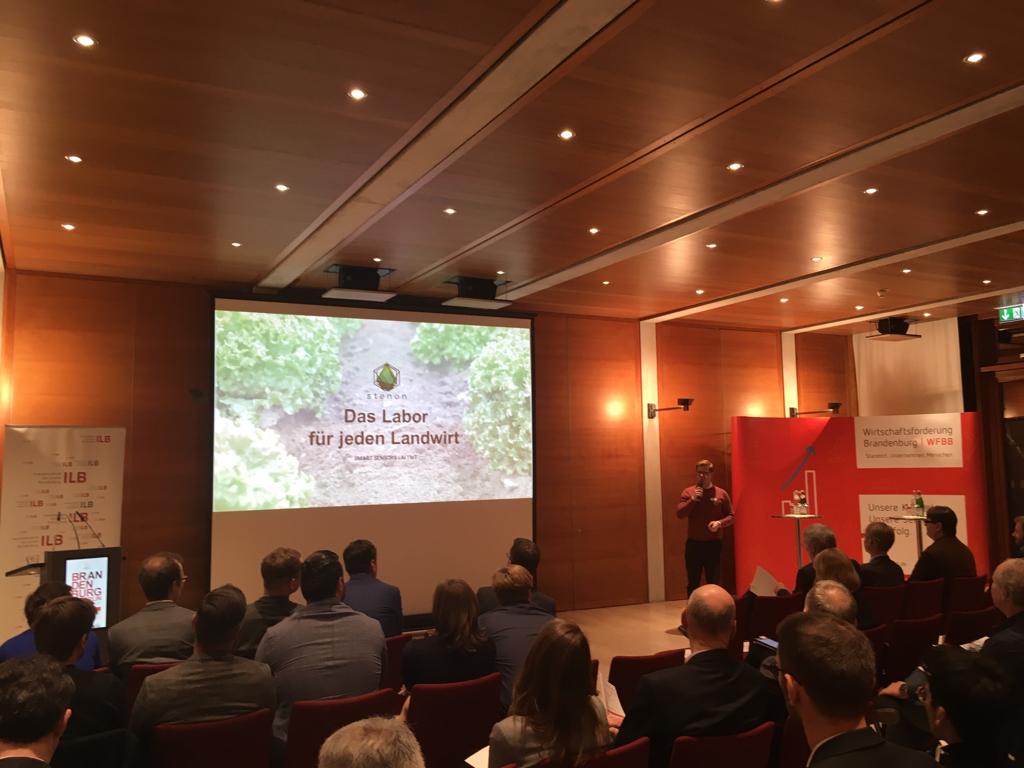 ClusterErWi's tweet photo. Gratulation an die stenon GmbH zum 2. Platz bei next round Brandenburg. Super gemacht! Innovative Idee aus der Brandenburger Ernährungswirtschaft - das eigene Labor für jeden Landwirt. @WFBBrandenburg @LeibnizATB @Stk_Brandenburg @joergstb
Quelle Foto: Clustermanagement https://t.co/IEA0oPCW37