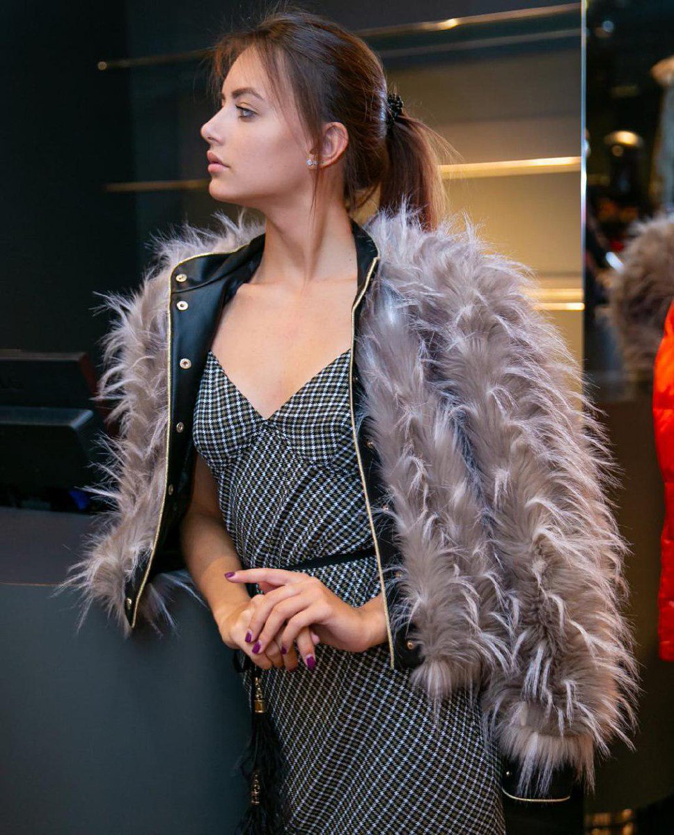 Modoza_com's tweet image. Эко-меха становится всё больше и больше!

Теперь можно найти так много красивых моделей, которые не уступают качеству. Вы бы догадались, что эта модель Patrizia Pepe на самом деле искусственный мех?

Код товара: 100535

#patriziapepe #modoza #fw1819… t2p.pw/fjOHOxk38o