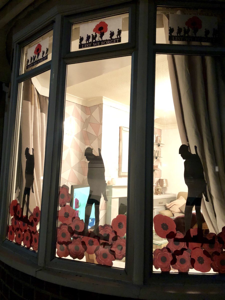 Zoewiley5's tweet photo. My living room window 🌺 we’ve created our own little memorial & I bloody love it! Certainly got the neighbours looking 💙❤️ #lestwegorget #Remembrance2018 #RemembranceSunday #RemembranceDay https://t.co/CFDged9mjX