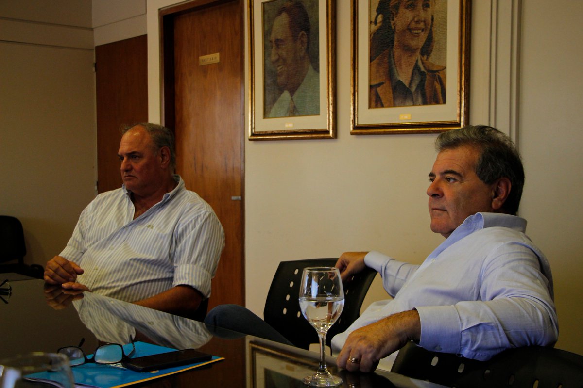 MinAgriCba's tweet photo. El Mtro. @SergioBussoOK recibió al Coordinador Territorial de Cambio Rural II @edgdutto del @AgroindustriaAR para hacer entrega del aporte de $900 mil del @gobdecordoba destinado a apadrinar a los productores cordobeses q participan en esta iniciativa.  
@INTAAgroind https://t.co/vfbIKSYazG