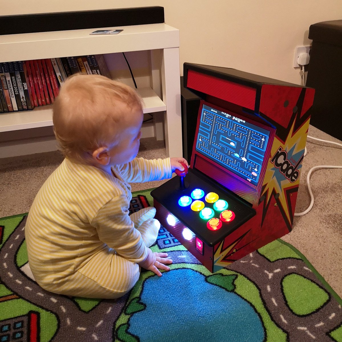 CHADTH0MPS0N's tweet photo. My boy getting to grips with one of the mini #arcademachine 's I made #mame #arcade #retrogaming #gaming #gamingcommunity #icade https://t.co/S41WQmOX9s