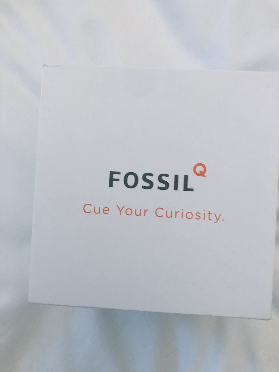KaFreebies's tweet photo. RAFFLE: 
Now till December 25 🎄🎄🎄

Fossil Watch Silver 
$295 Value could be yours 
Best Christmas Present ever if you win

❤️ then Quote Retweet 
#KaFreebiesFossilSilverS2 https://t.co/GvVMHvWHlv