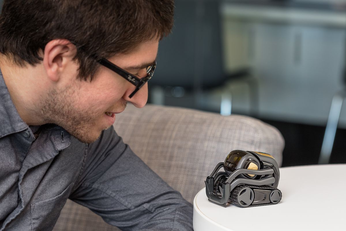 Jake31Krol's tweet image. Meet @Anki Vector, my new (not technically living) best friend. mashable.com/review/anki-ve… #robotfuture