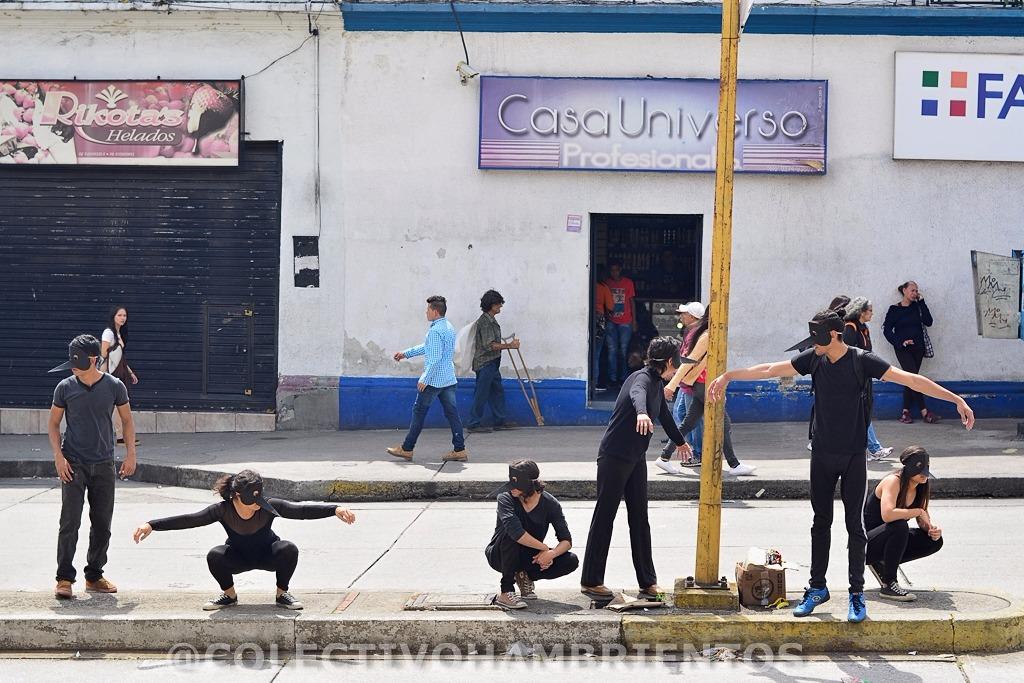 CHambrientos's tweet photo. El Colectivo Artístico Hambrientos presente hoy en las calles de Mérida, denunciando la alarmante situación de basura e insalubridad que afecta a todo el país #07Nov #PaísZamuro #Basurazuela https://t.co/QzG5nClTHs