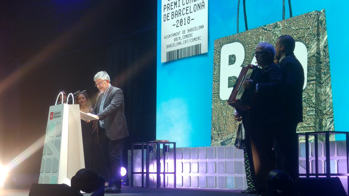 GarridoCarme's tweet photo. Presentació lliurament premi comerç Barcelona 2018 Regidor #comerçdeproximitat #moltscomerços #enfortir #mespresencia #associacionsdecomerciants #evolucio #targetafidelitzacio @acolom_  @BCN_Comerc https://t.co/ftV3e92aZF