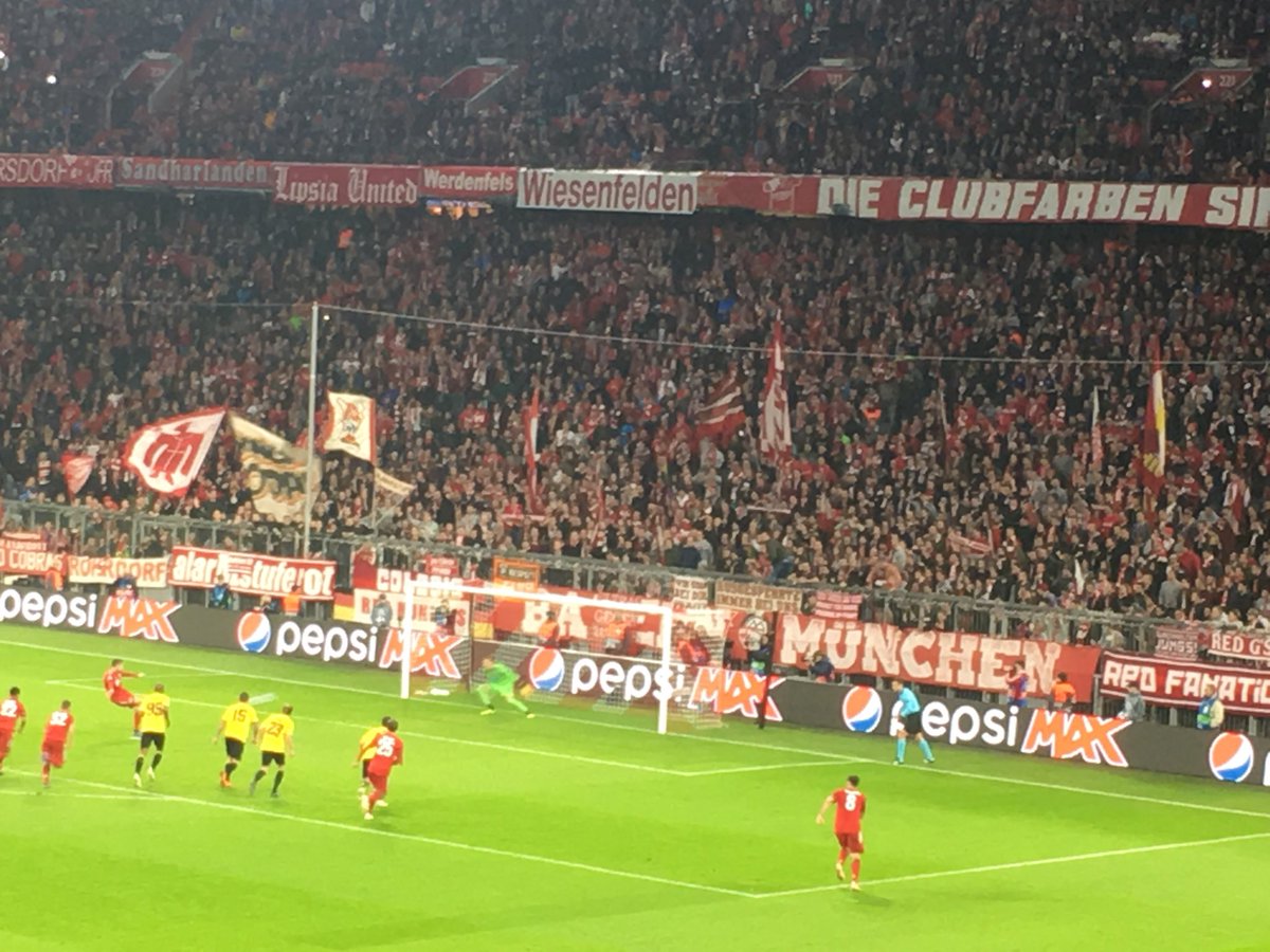 Bayern führt dank Lewandowski-Elfer, hinkt den eigenen Ansprüchen aber wieder hinterher. Zu wenig Team-Kreativität im letzten Drittel... #FCBAEK