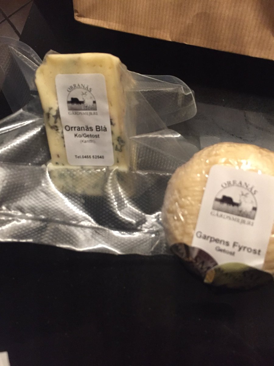 Hämtat varor på reko-ringen under en bro vid McDonalds. Ostkaka på getost, potatisar, äppelmust. Allt närproducerat. Beställt på Facebook