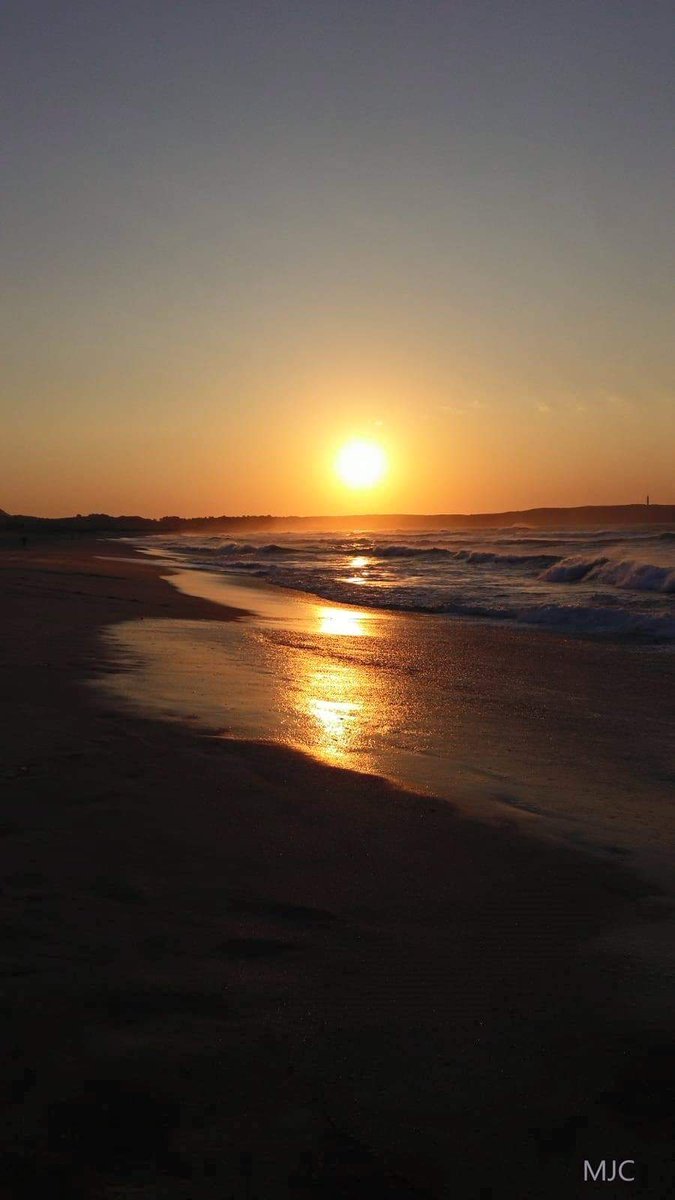 EstherValMol's tweet photo. Aquella sensació de calma dels capvespres, on només som el mar i jo. Uns minuts de silenci davant del mar, poden omplir l'ànima tota la nit.
Moments màgics ....
Bona nit.
#Tarragona #RegalsDeVida https://t.co/KDXP6fUc2c