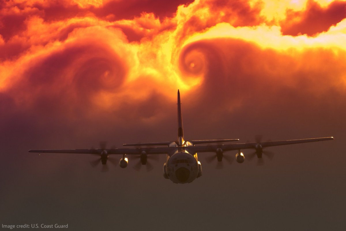 דוגמה נוספת למערבולת קצה כנף, מרהיבה ביופיה.
המטוס עובר בתוך ענן - מה שמאפשר לנו לראות את המערבולת בעין. #TipVortice #WingtipVortices
לקריאה נוספת:
theaviationist.com/tag/tip-vortic…