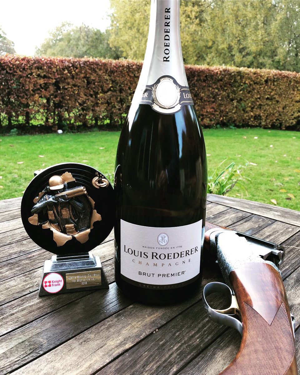 Middleton_Adv's tweet photo. Wonderful Wednesday with the Sherborne @knightfrank team. @BenHorne3 showing them the ‘Middleton Way’ bringing home the prize. #middletonadvisors #knightfrank #WinningWednesdays https://t.co/RGOmeLy2L2