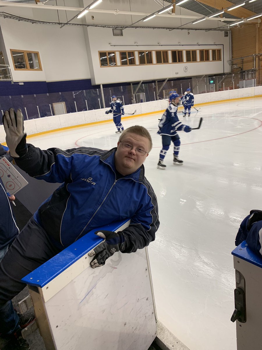 LCarlssonn's tweet photo. Igår: fint reportage och tv-stjärna! 
Idag: tillbaka på jobbet och coachar Team Leksands grabbarna till ytterligare en seger! En sann glädjespridare och pådrivare är vad han är! En ynnest att ha Emil med sig i båset! https://t.co/LTftoAAzsV