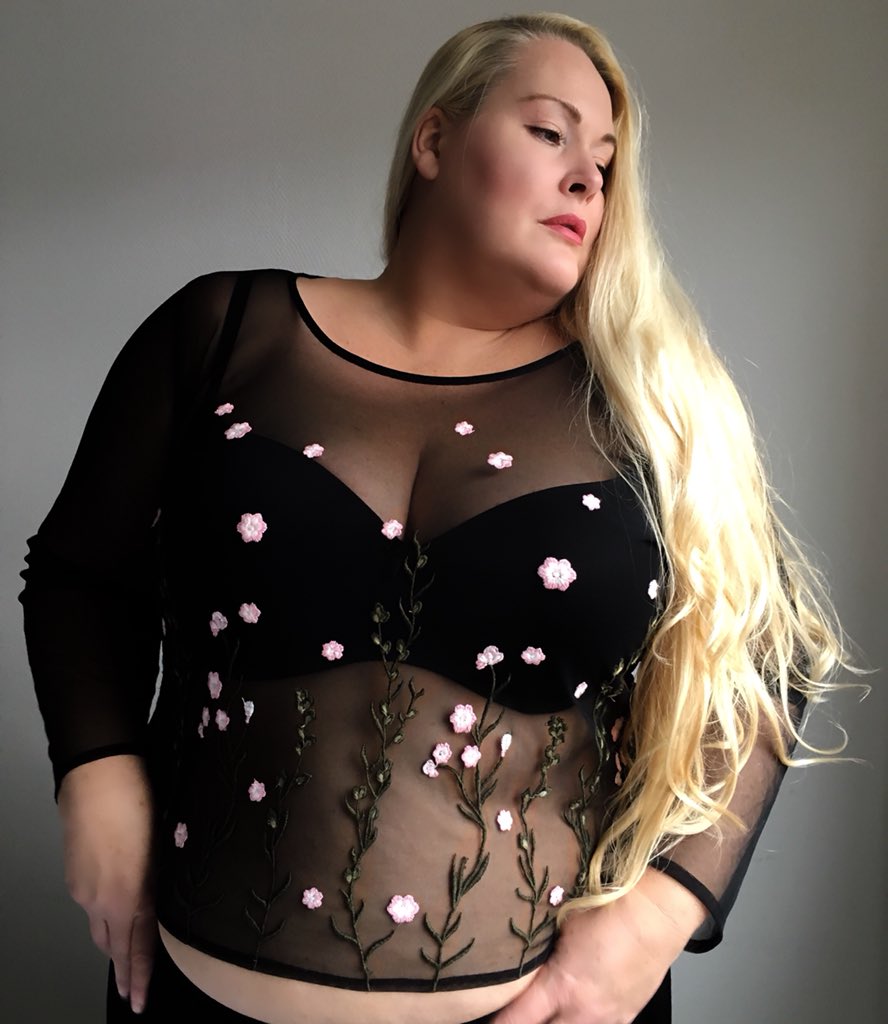 Weer die 10 jaar oude tenen krommende docu over dikke mensen op <a href="/npo_3/">NPO法人もう一つのプロジェクト</a>  #WAAROM @omroepvpro #lekkerdik #vpro Het is echt tijd voor een frisse kijk op dit onderwerp. #Dik Vpro stop met stigmatiseren en flikker deze docu een keer het raam uit. #vetgelukkig <a href="/maximhartman/">Maxim Hartman</a>