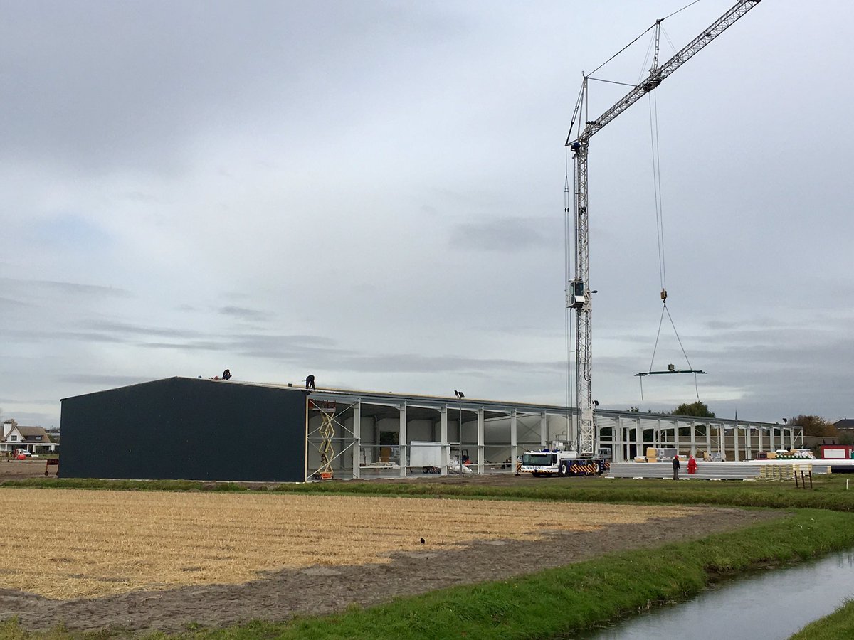 edwinammerlaan1's tweet image. De snelheid zit er lekker in bij de bouw in Noordwijkerhout. 3500m2 dak aanbrengen in 2 dagen met de mannen van @EekhoutBouw