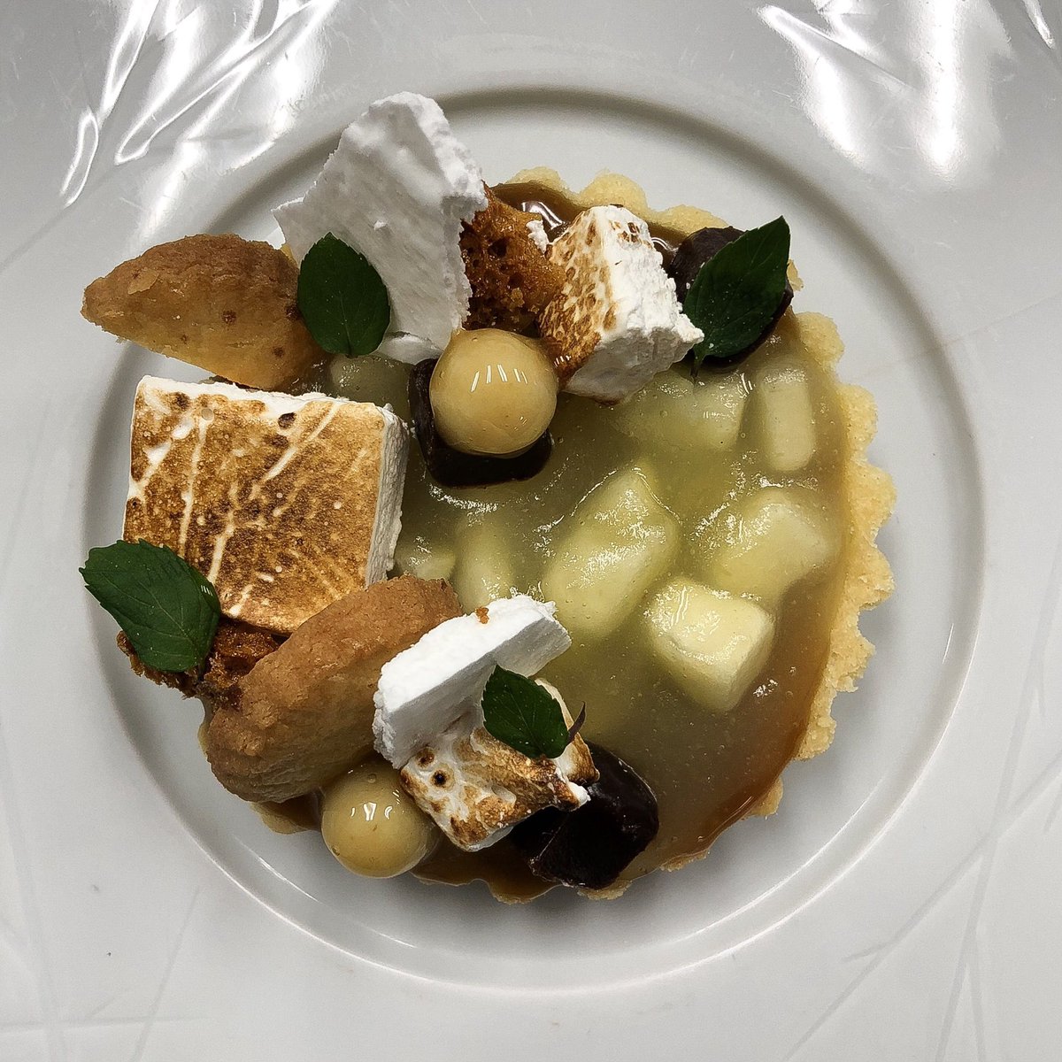 An amazing looking dessert from tonight’s dinner service 
Caramel apple tart, maple marshmallow, cinnamon fudge &amp; smoked Chantilly cream 
Designed by jack kirby, created &amp; plated by <a href="/CalSmiithh/">Cal Smith</a>
