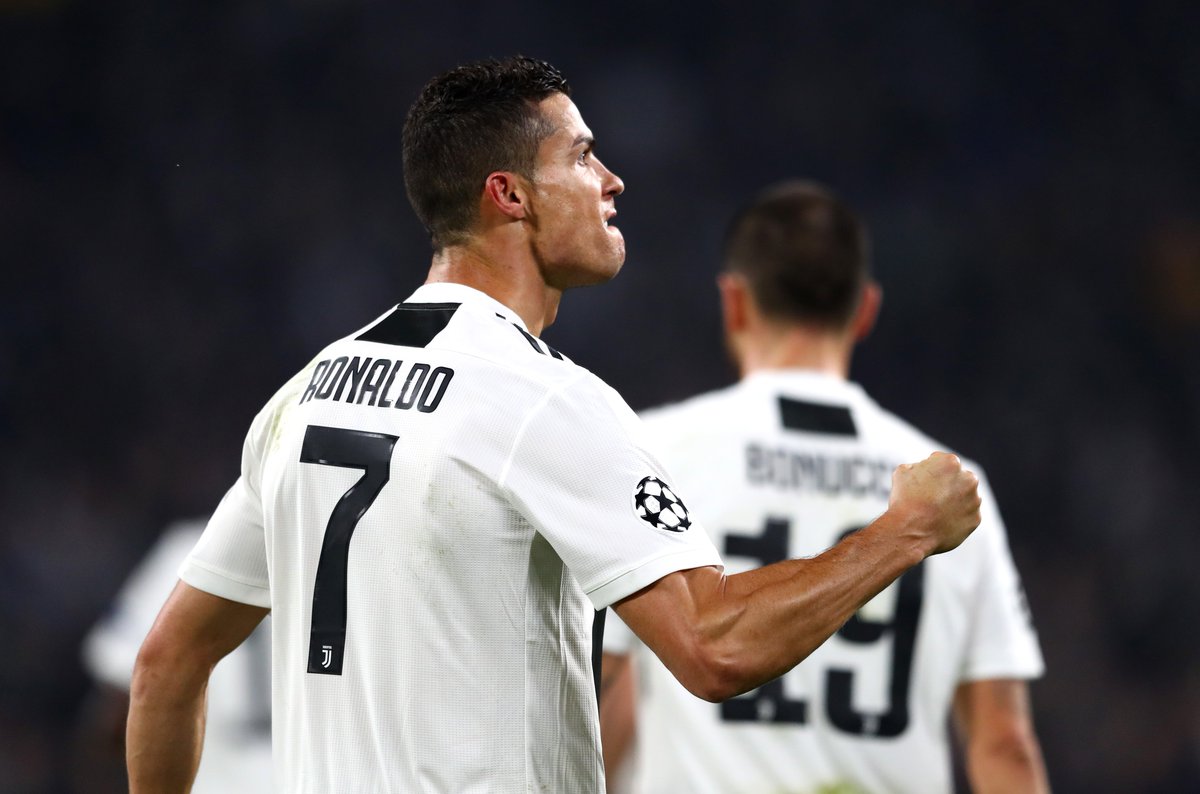 UEFAcom_it's tweet photo. ⚽️⚪️⚫️

Primo gol in #UCL per @Cristiano con la maglia della @juventusfc 👏👏 https://t.co/m6fCWGWzUl